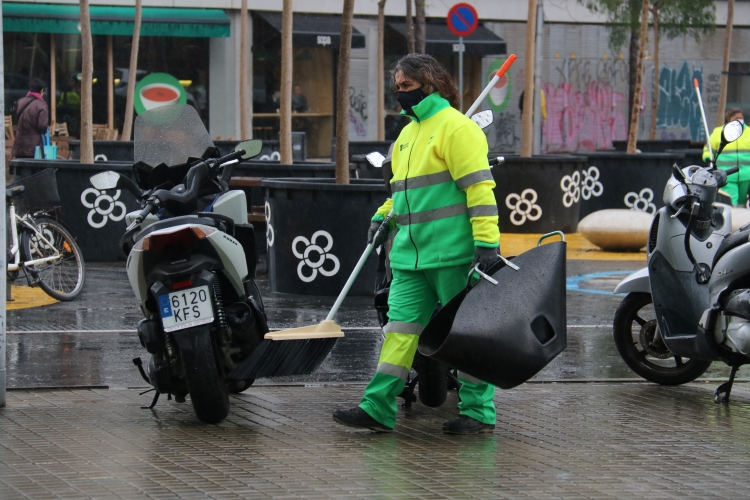 One of Barcelona's cleaning and garbage collection workers on March 9, 2022 (by Eli Don)